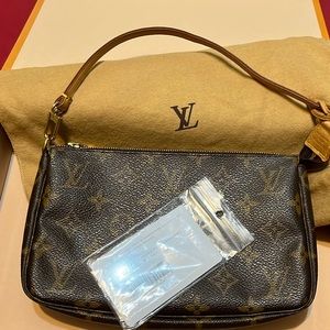 $9️⃣0️⃣0️⃣Authentic Louis Vuitton Pochette Accessories 2001